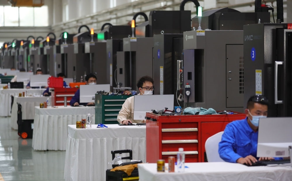 參賽選手在在2022“一帶一路”暨金磚國家技能發(fā)展與技術(shù)創(chuàng)新之“通用技術(shù)杯”數(shù)控多軸加工大賽中比拼（2022年11月10日攝）。新華社記者 楊青 攝