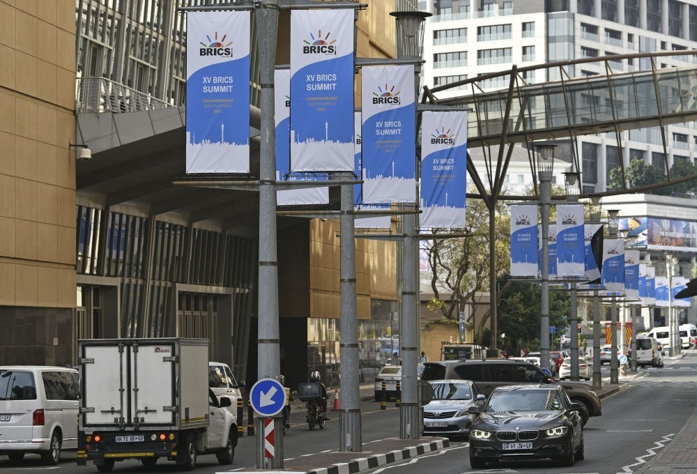 這是8月17日在南非約翰內(nèi)斯堡拍攝的金磚峰會條幅。金磚國家領(lǐng)導人第十五次會晤將于南非約翰內(nèi)斯堡舉行。新華社記者 陳誠 攝