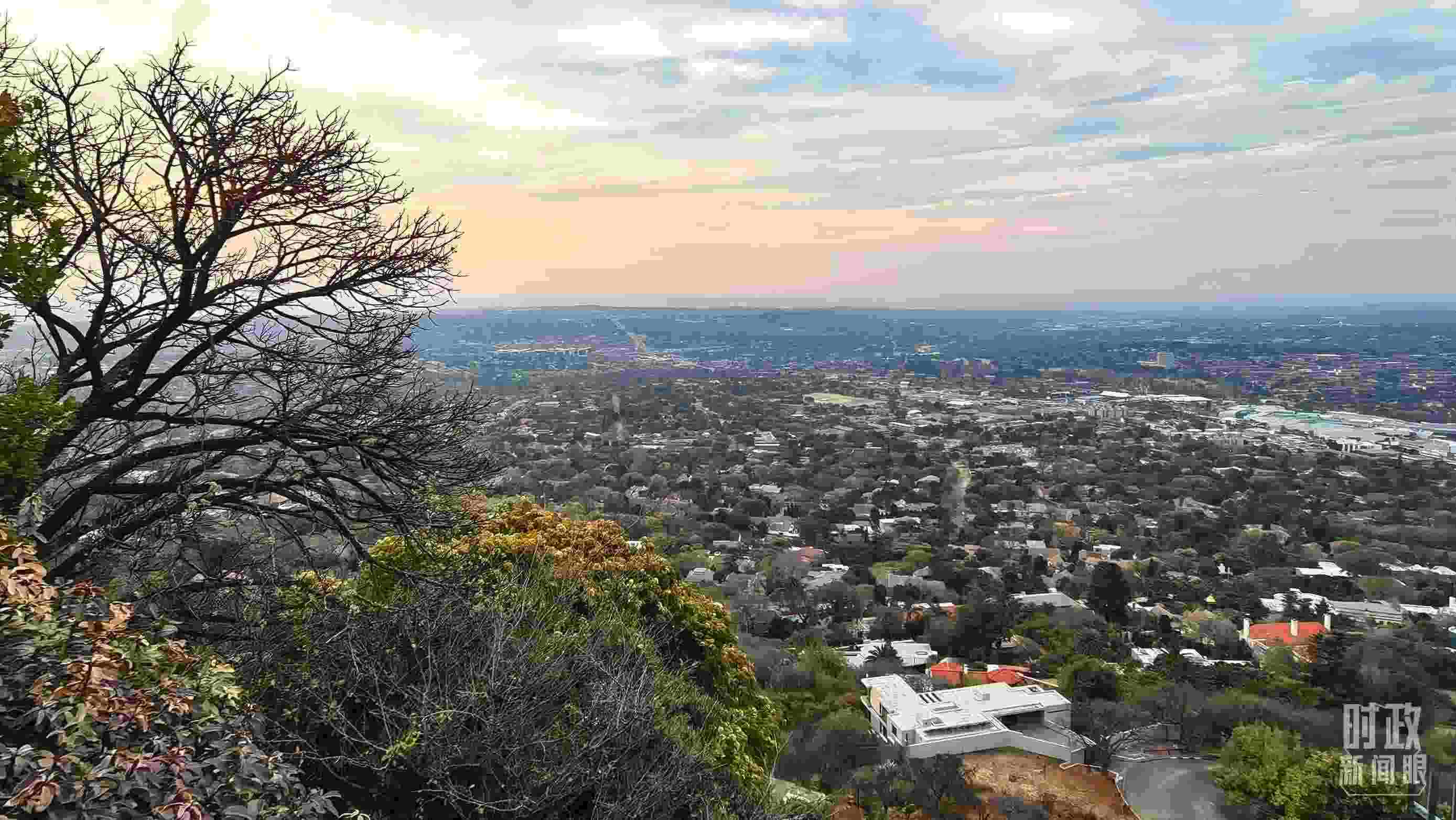 △ 俯瞰南非約翰內(nèi)斯堡。（總臺(tái)央視記者韓銳拍攝）