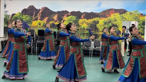 臨潢家園社區(qū)居民在烏蘭牧騎排練廳編排舞蹈。人民網(wǎng)記者 金洪花攝