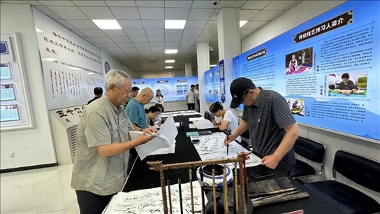 臨潢家園社區(qū)居民在書法練習(xí)室練習(xí)書法。人民網(wǎng)記者 金洪花攝