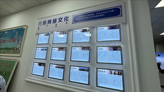 社區(qū)服務(wù)中心內(nèi)民族風(fēng)俗文化墻。人民網(wǎng)記者 金洪花攝
