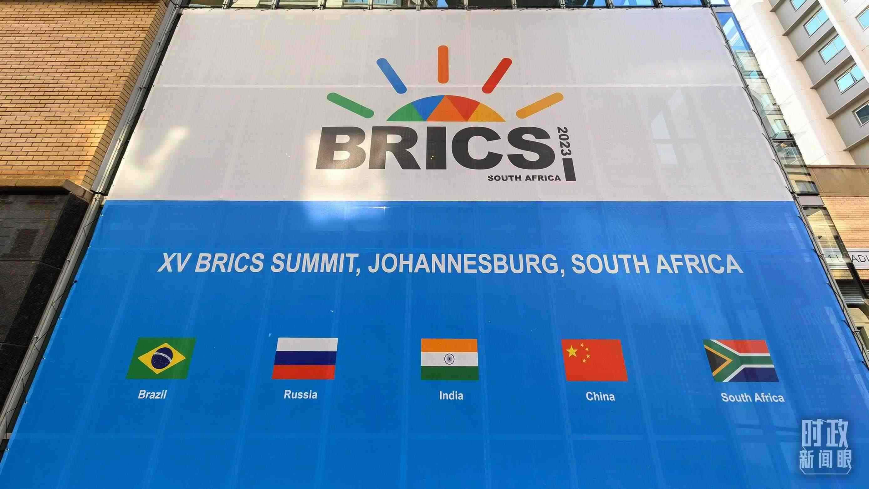 △約翰內(nèi)斯堡，金磚峰會(huì)海報(bào)。（總臺(tái)央視記者韓銳拍攝）