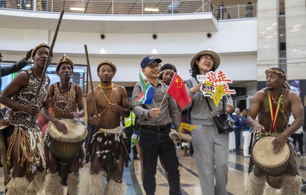 在南非約翰內(nèi)斯堡坦博國(guó)際機(jī)場(chǎng)，南非舞蹈演員歡迎中國(guó)試點(diǎn)恢復(fù)出境團(tuán)隊(duì)旅游后首批抵達(dá)南非的中國(guó)游客（2023年3月29日攝）。