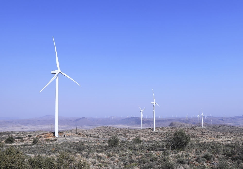 這是在南非北開(kāi)普省德阿鎮(zhèn)拍攝的德阿風(fēng)電項(xiàng)目風(fēng)機(jī)（2023年8月10日攝）。由中國(guó)龍?jiān)措娏瘓F(tuán)南非公司運(yùn)營(yíng)的德阿風(fēng)電項(xiàng)目每年發(fā)電量超過(guò)7.5億千瓦時(shí)，相當(dāng)于節(jié)約20多萬(wàn)噸標(biāo)準(zhǔn)煤，減排二氧化碳約70萬(wàn)噸。