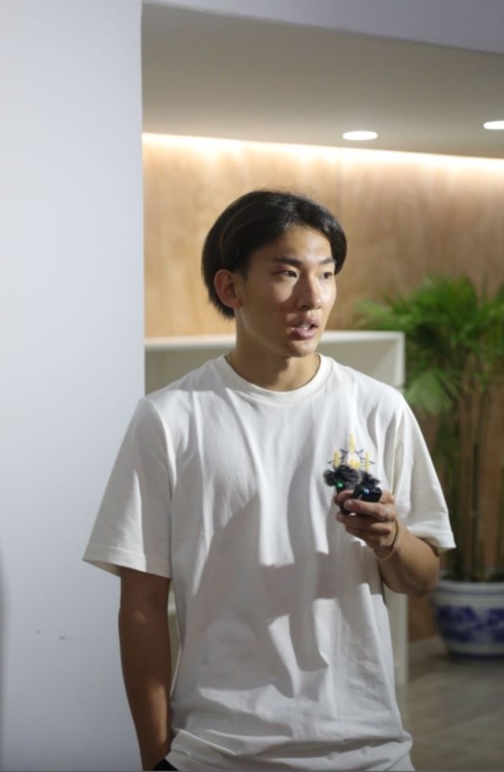 蘇翊鳴接受媒體采訪。