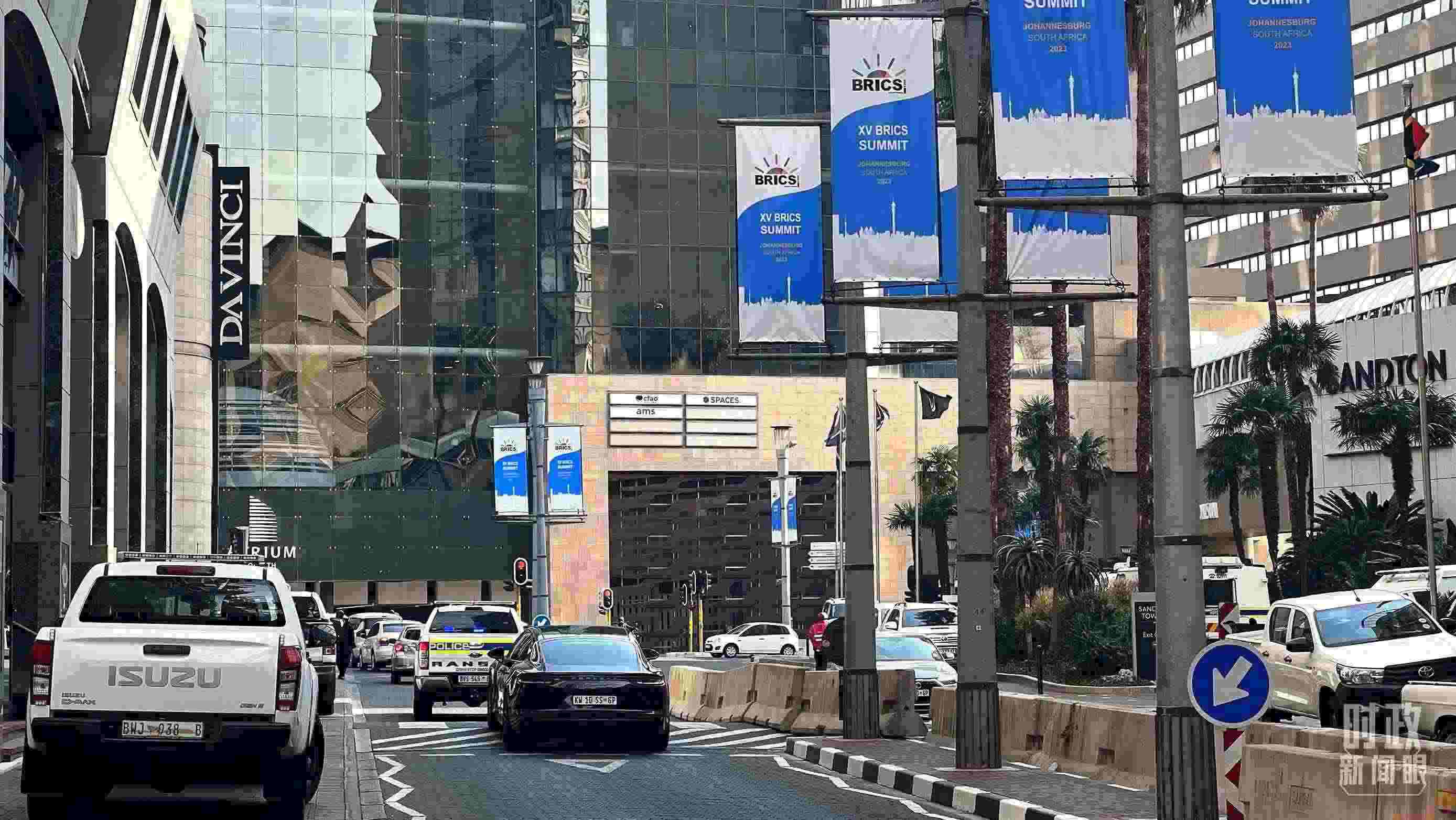 △約翰內(nèi)斯堡街頭的金磚元素。（總臺央視記者程鋮拍攝）