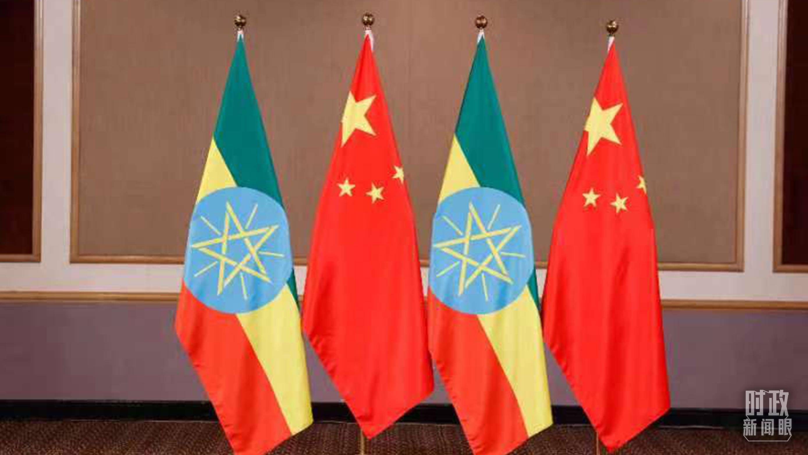 △會見現(xiàn)場的中國、埃塞兩國國旗。（總臺央視記者耿小龍拍攝）