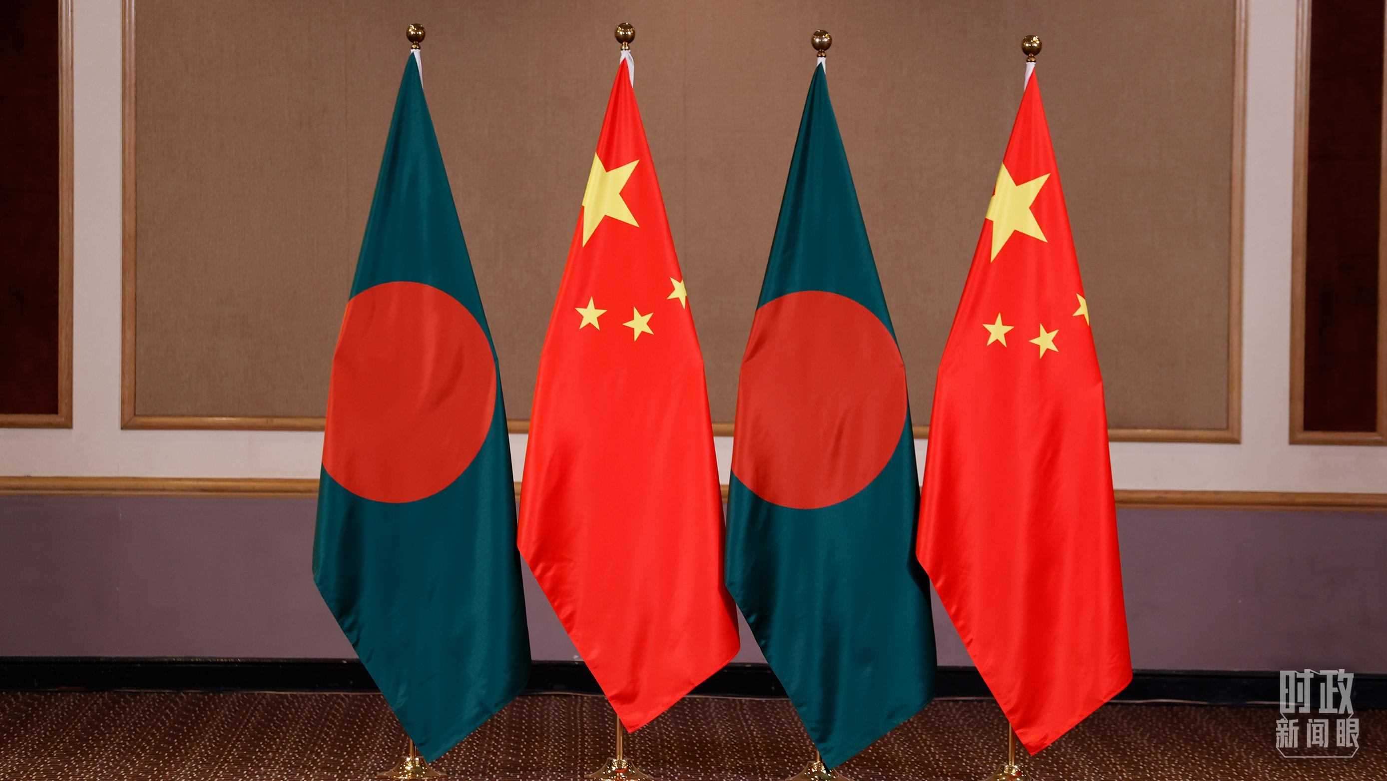 △會見現(xiàn)場的中孟兩國國旗。（總臺央視記者耿小龍拍攝）