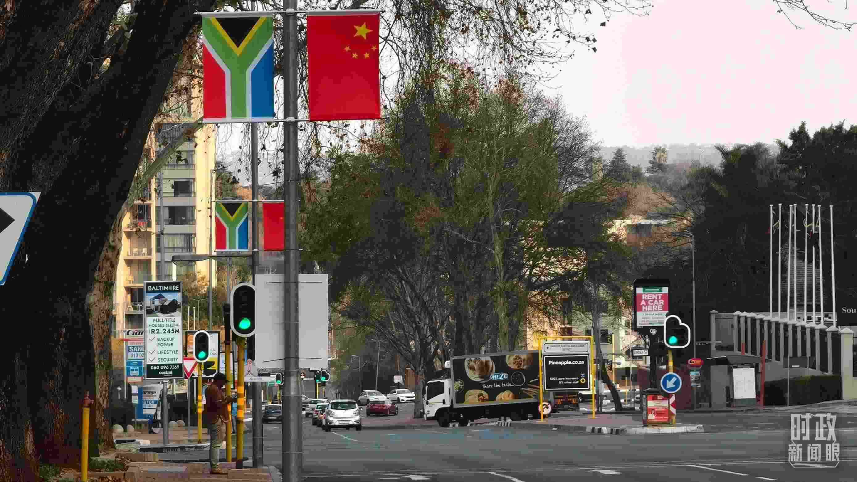 △約翰內(nèi)斯堡街道兩側(cè)懸掛的中國國旗。（總臺央視記者韓銳拍攝）