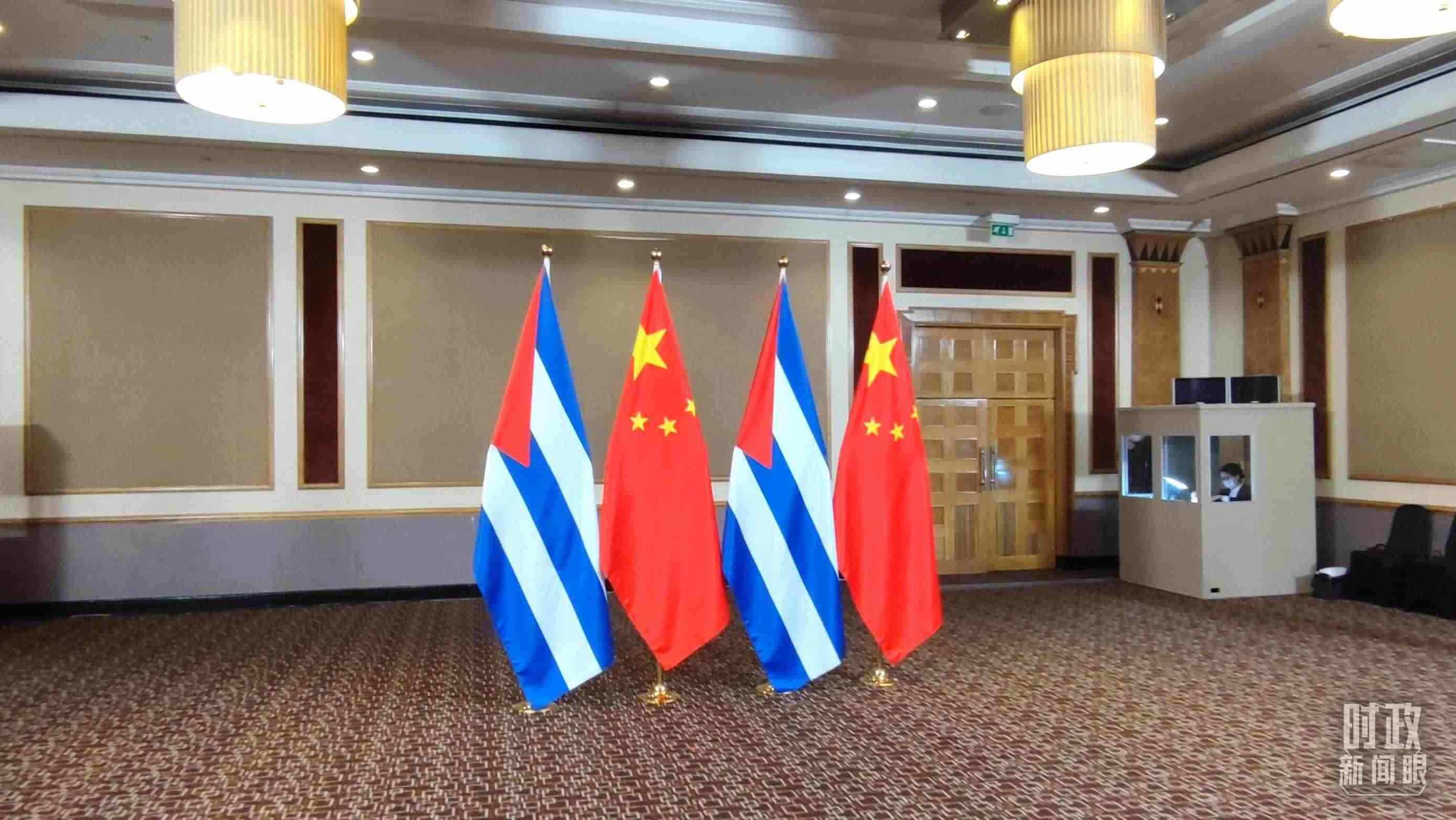 △會見現(xiàn)場的中古兩國國旗。（總臺央視記者耿小龍拍攝）