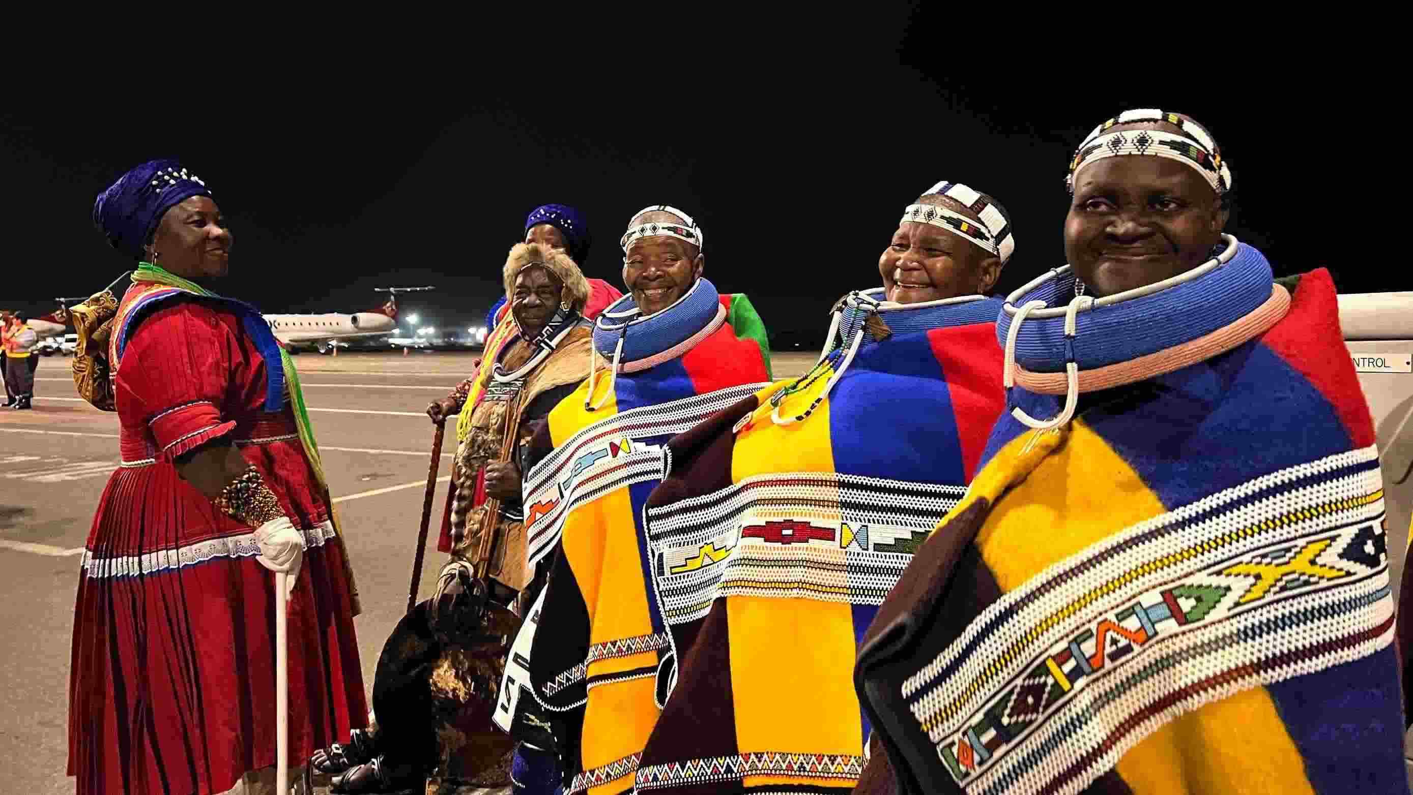 當(dāng)?shù)貢r(shí)間2023年8月21日晚，習(xí)近平主席乘坐的專機(jī)抵達(dá)南非約翰內(nèi)斯堡坦博國際機(jī)場，這是身穿民族服飾迎接的當(dāng)?shù)厝罕姟? width=