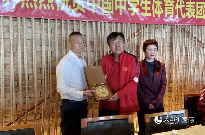 巴西中國和平統(tǒng)一促進(jìn)會(huì)會(huì)長(zhǎng)王俊曉向中國中學(xué)生體育代表團(tuán)團(tuán)長(zhǎng)劉立新贈(zèng)送紀(jì)念品。人民網(wǎng)記者 宋亦然攝