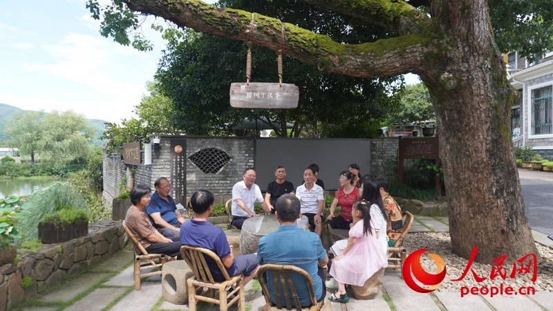 余杭區(qū)徑山鎮(zhèn)小古城村村民在“樟樹下議事”。人民網(wǎng)肖聰聰攝