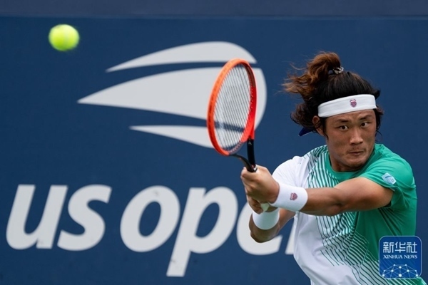 張之臻在比賽中回球。新華社記者 劉杰 攝