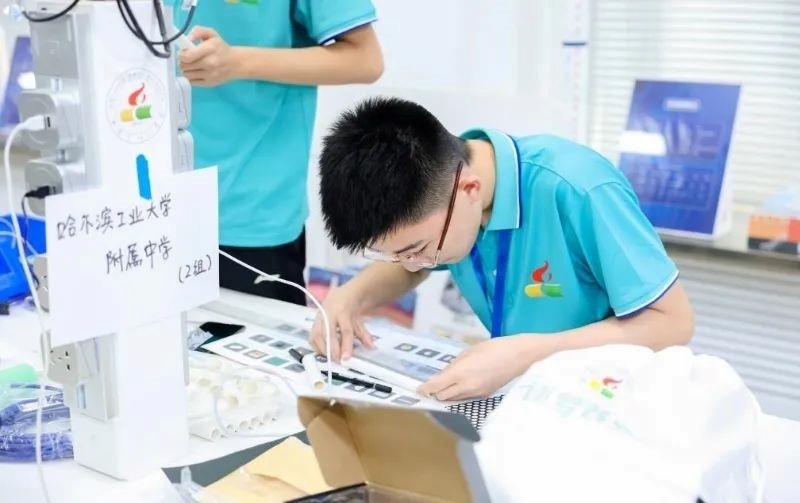 △今年7月，“逐夢蒼穹”科技主題教育活動在北京市八一學(xué)校舉辦。來自全國各地的百余名師生，在動手實(shí)踐中學(xué)習(xí)航天知識、提高創(chuàng)新能力。