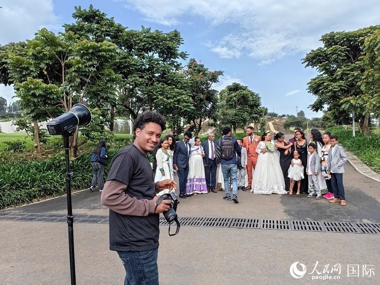 一對(duì)新人和親友在亞的斯亞貝巴友誼廣場(chǎng)合影。人民網(wǎng)記者 陳星星攝