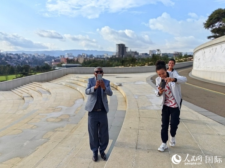 亞的斯亞貝巴友誼廣場(chǎng)的游客與人民網(wǎng)記者互動(dòng)。人民網(wǎng)記者 陳星星攝