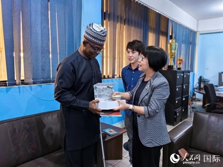 人民網(wǎng)監(jiān)事會(huì)主席唐維紅（右一）帶隊(duì)訪問尼日利亞通訊社，與該社總裁布克·龐勒（左一）交流。人民網(wǎng)記者 陳星星攝