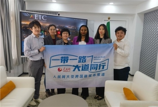 埃塞俄比亞投資委主任萊利斯（右三）、萬巧云（左二）與人民網(wǎng)記者合影。