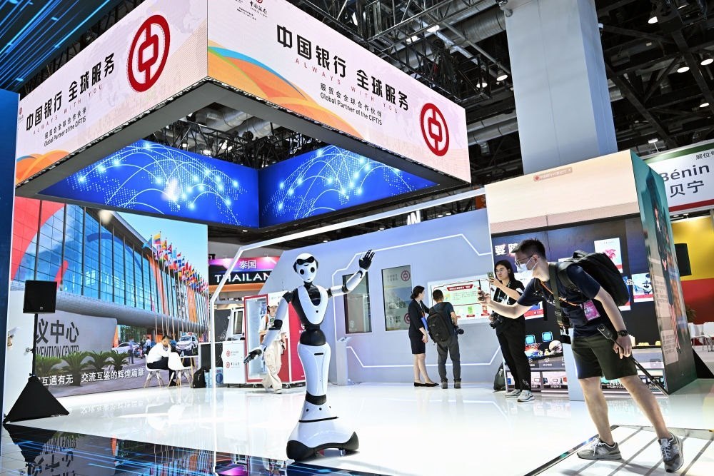 9月1日，媒體記者在國家會議中心中國銀行展臺拍攝一款迎賓接待機器人。新華社記者 李鑫 攝