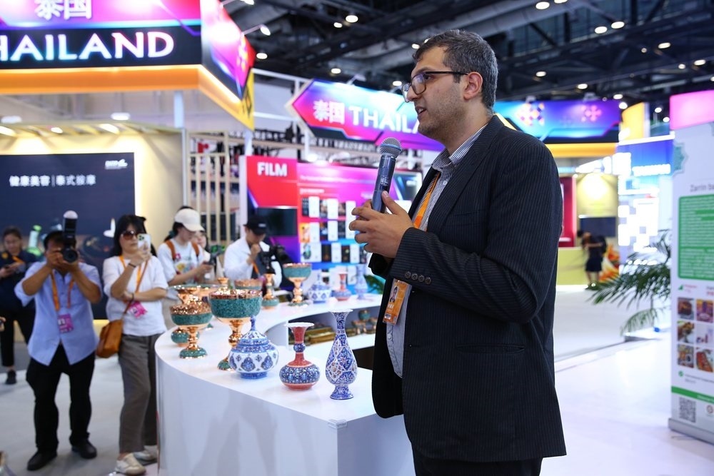 9月1日，參展商在國家會議中心向媒體記者介紹展臺信息。新華社記者 孫瑋彤 攝