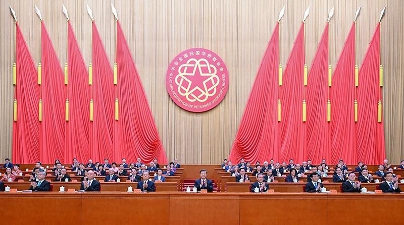 2023年8月31日，第十一次全國歸僑僑眷代表大會在北京人民大會堂開幕。習(xí)近平等黨和國家領(lǐng)導(dǎo)人到會祝賀