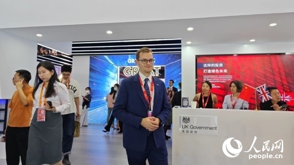 9月2日，英國館館長(zhǎng)、英國商業(yè)貿(mào)易部市場(chǎng)推廣主管康鵬接受人民網(wǎng)記者采訪。人民網(wǎng)記者 趙雯博攝