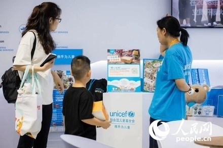 9月2日，觀眾駐足聯(lián)合國兒童基金會(huì)展館。圖片由聯(lián)合國兒童基金會(huì)提供