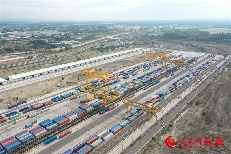 8月8日，在霍爾果斯口岸換裝廠區(qū)，工人正在進行吊箱作業(yè)。 人民網(wǎng)記者 張力洋攝