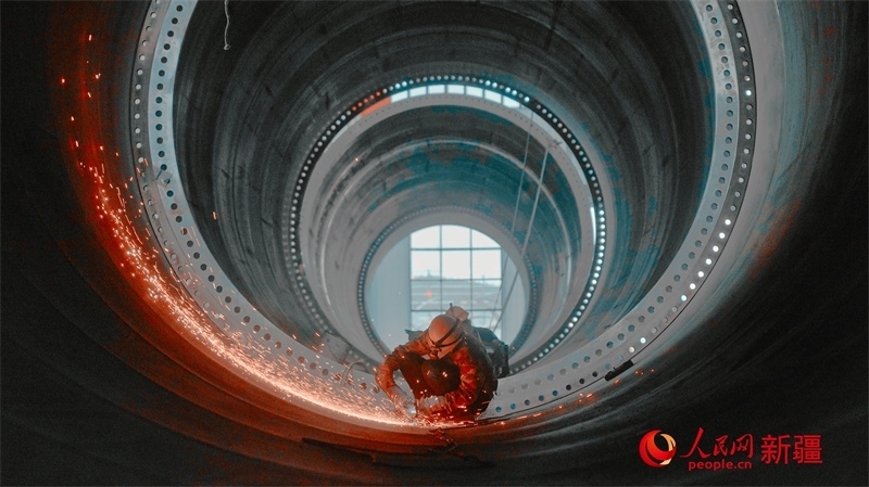中國水利水電四局（塔城）裝備制造基地，工人們正在開展作業(yè)。 人民網(wǎng) 李欣洋攝