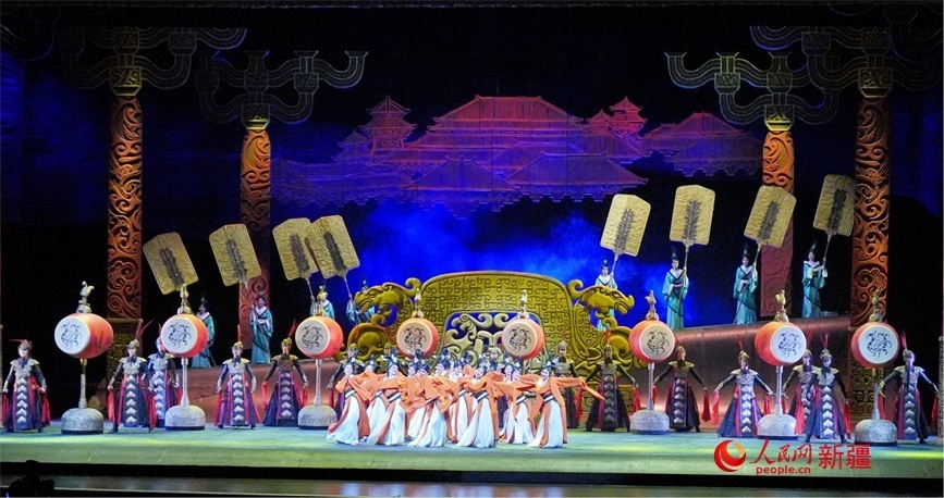 第六屆中國新疆國際民族舞蹈節(jié)開幕式上演出的歷史題材舞劇《張騫》。 人民網(wǎng) 李欣洋攝