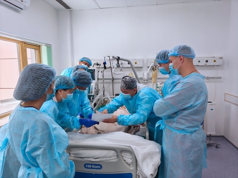 中哈專家團隊完成哈國首例離體肝切和自體肝移植術。 新疆醫(yī)科大學第一附屬醫(yī)院供圖