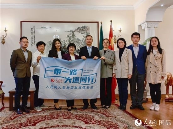 胡長春大使、駐非盟使團工作人員與人民網記者合影。