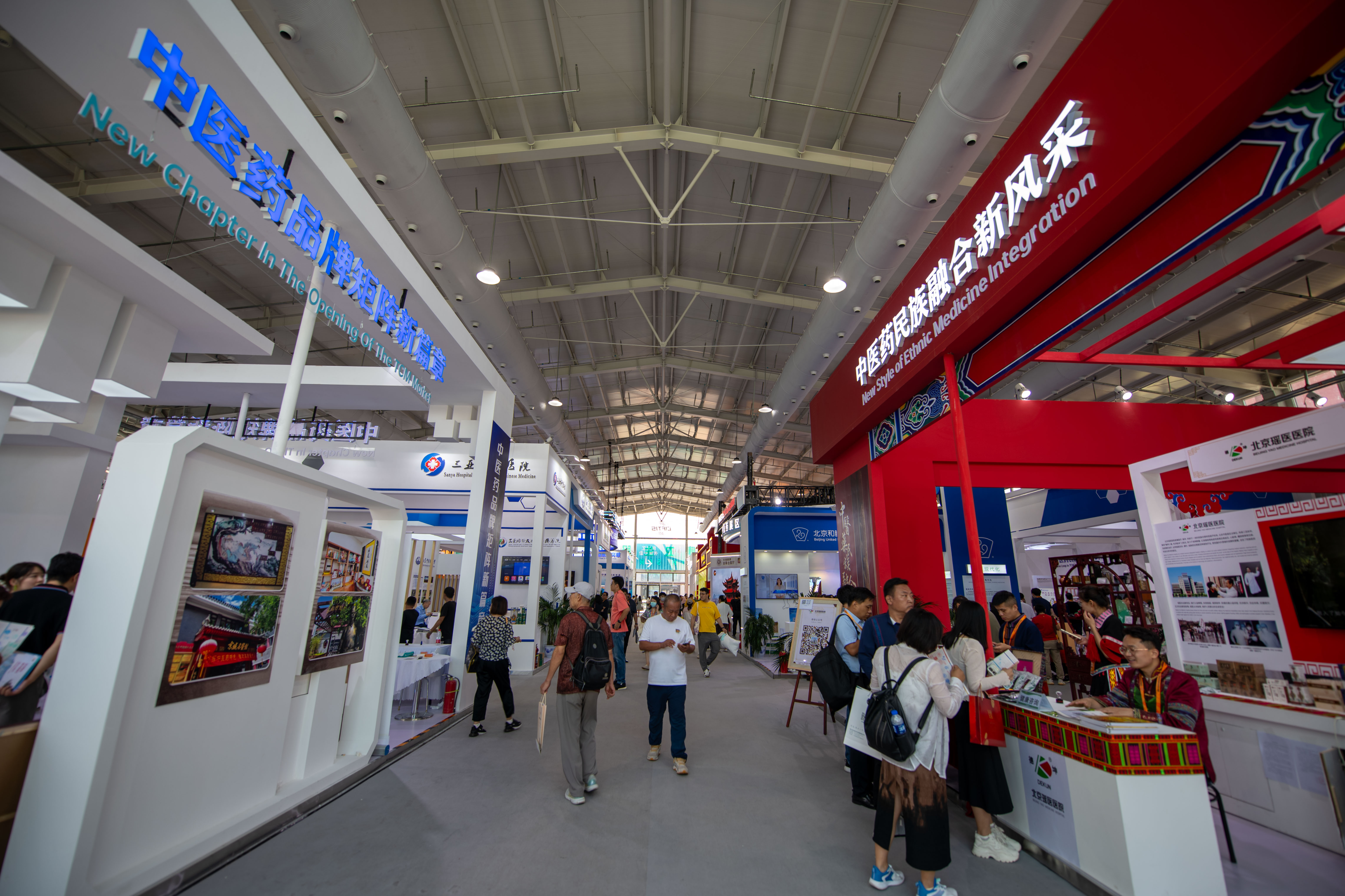 在位于首鋼園的健康衛(wèi)生服務(wù)展區(qū)，觀眾正在參觀。人民網(wǎng)記者 翁奇羽攝