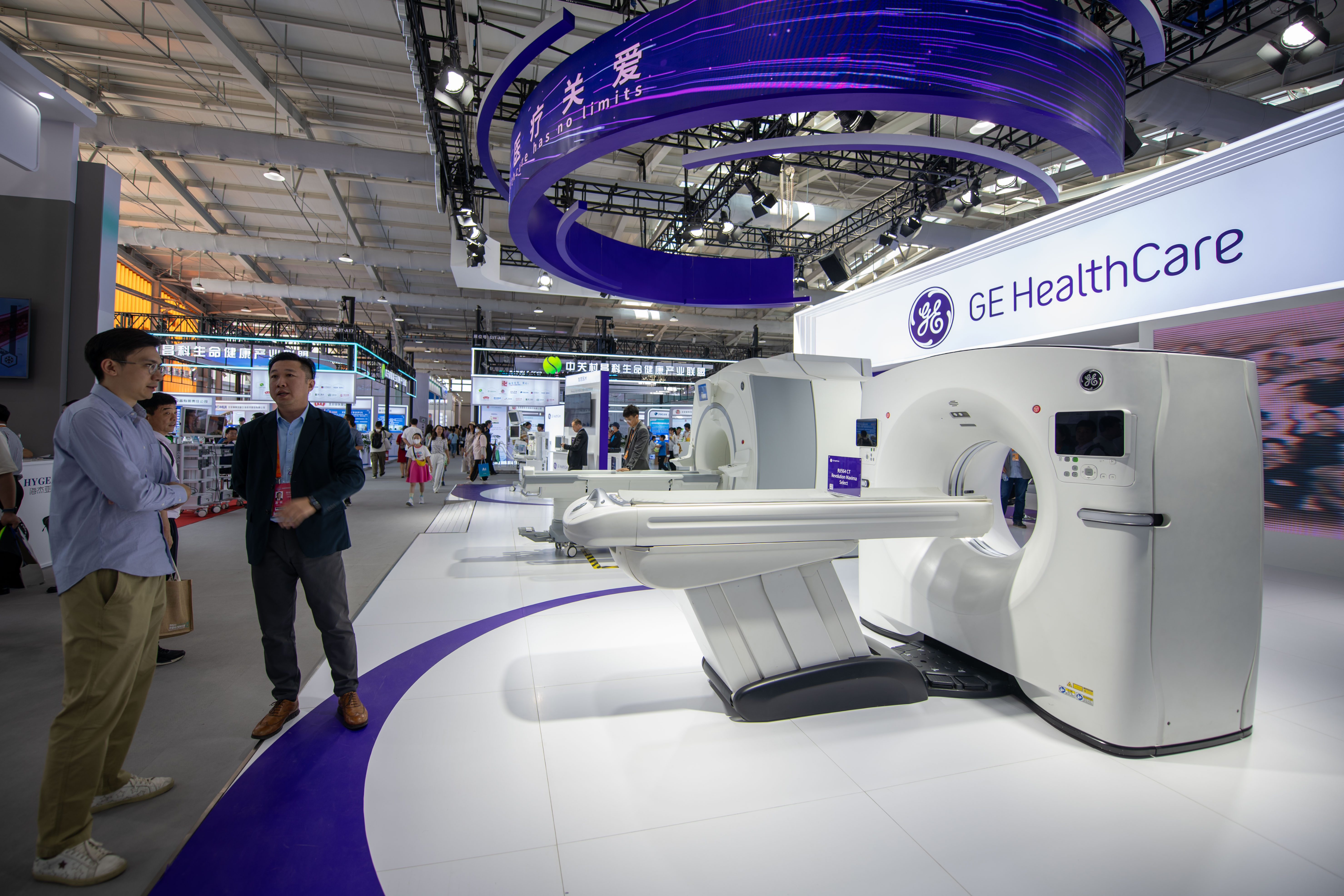 9月3日，在位于首鋼園的健康衛(wèi)生服務(wù)展區(qū)，觀眾正在參觀GE展臺。人民網(wǎng)記者 翁奇羽攝