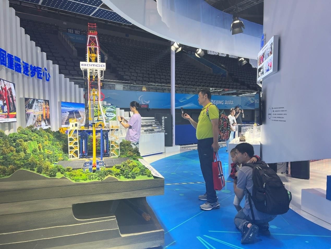 觀展群眾在國家體育館環(huán)境服務(wù)展區(qū)。人民網(wǎng) 歐陽易佳攝