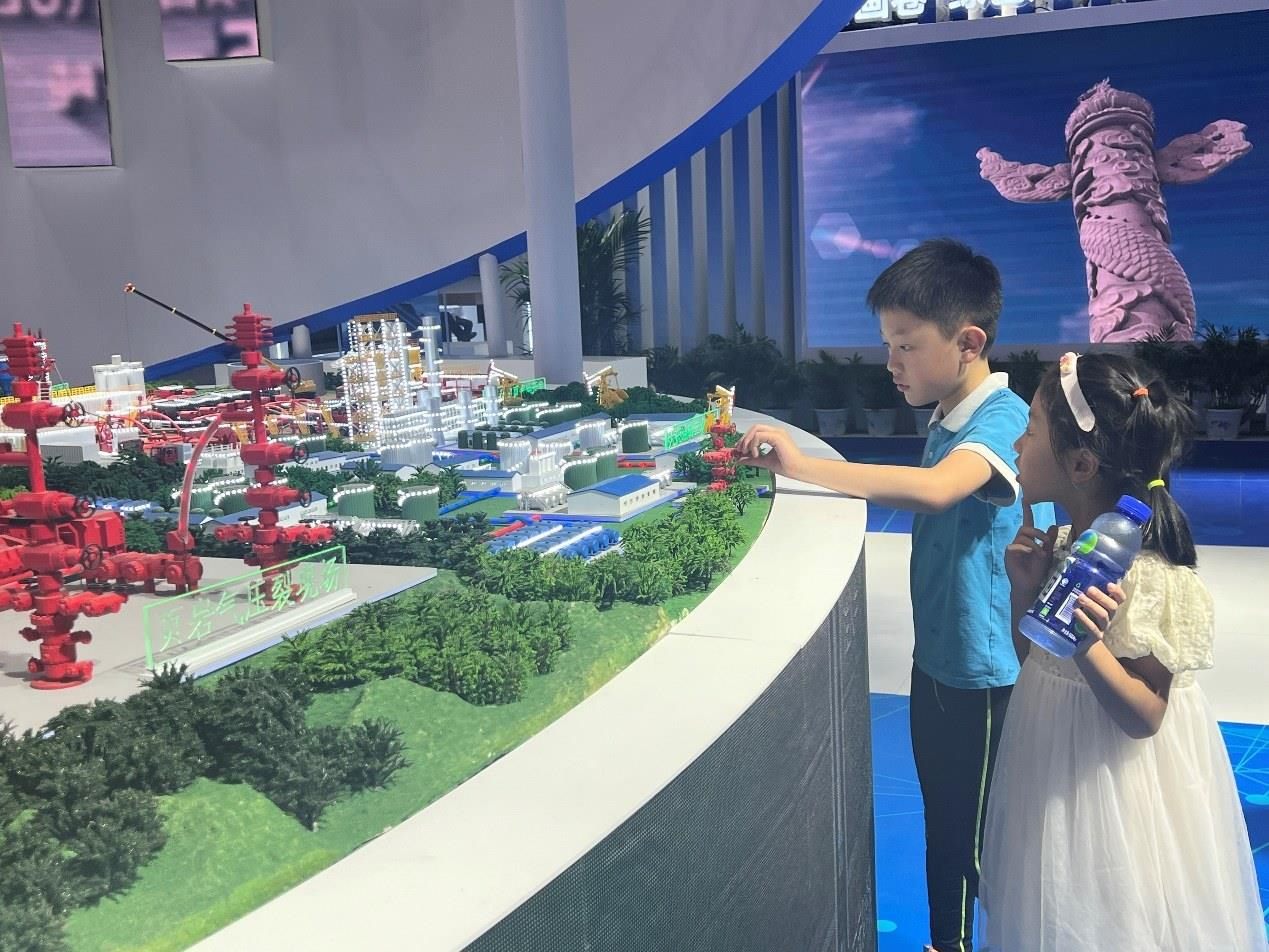 小朋友正在觀看展覽模型。人民網(wǎng) 歐陽易佳攝