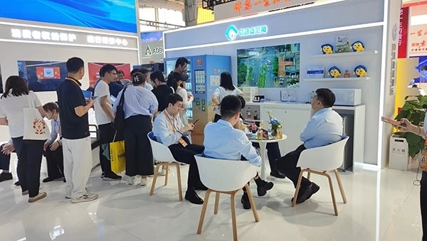 銀行機構(gòu)“勞動者港灣”的服務(wù)理念，吸引觀展群眾上前咨詢。人民網(wǎng)記者 李彤?dāng)z