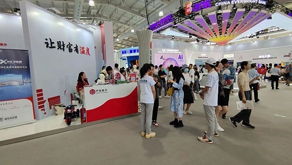 在銀行展臺，“溫度”成為了高頻詞匯。人民網(wǎng)記者 李彤?dāng)z