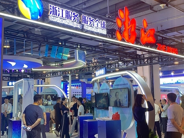 在浙江省交易團(tuán)展區(qū)，數(shù)字支付技術(shù)吸引了觀展群眾的目光。人民網(wǎng)記者 李彤?dāng)z