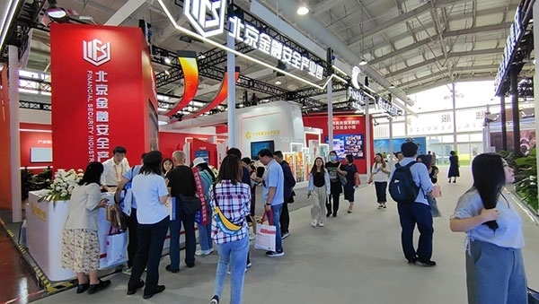 金融安全、投資者教育是金融服務(wù)展區(qū)知識科普的重要展示環(huán)節(jié)。人民網(wǎng)記者 李彤?dāng)z