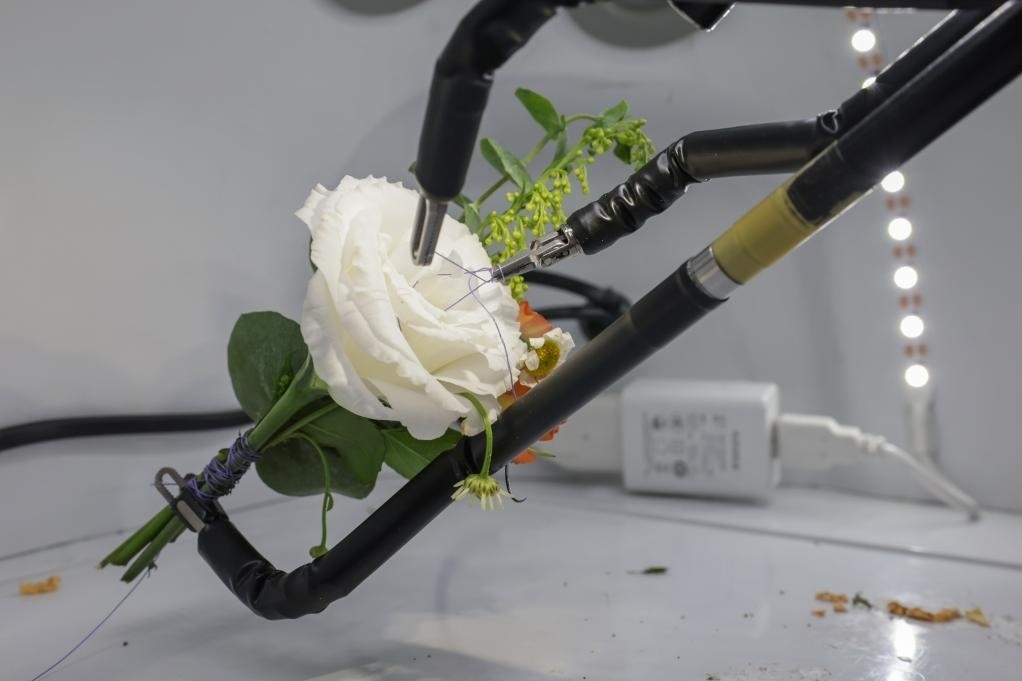 9月4日，在服貿(mào)會首鋼園區(qū)北京友誼醫(yī)院展臺，圖邁單臂腔鏡手術(shù)機器人用手術(shù)線打結(jié)。新華社記者 張玉薇 攝