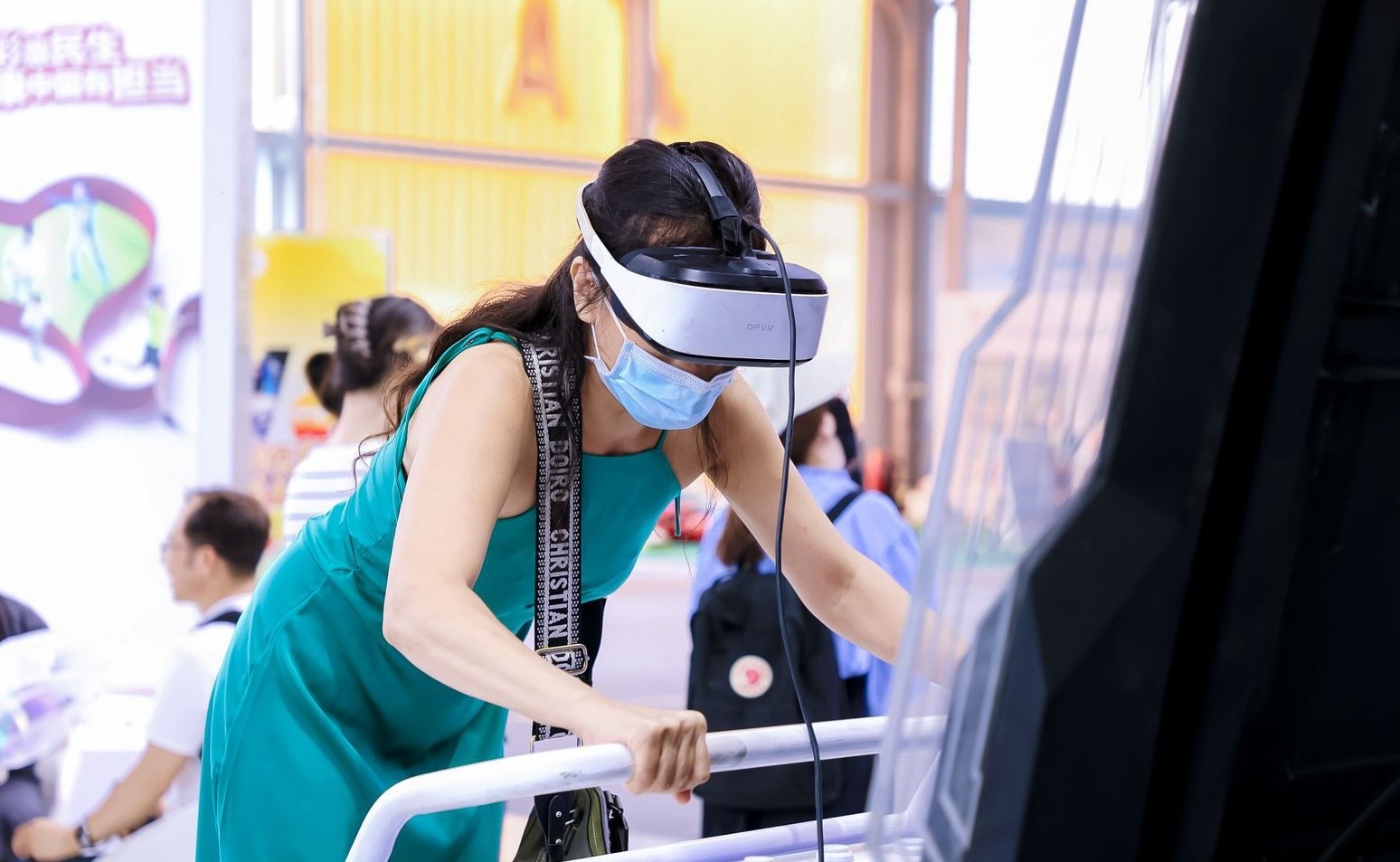 觀眾參與AI體驗。圖片來源：中國國際服務(wù)貿(mào)易交易會