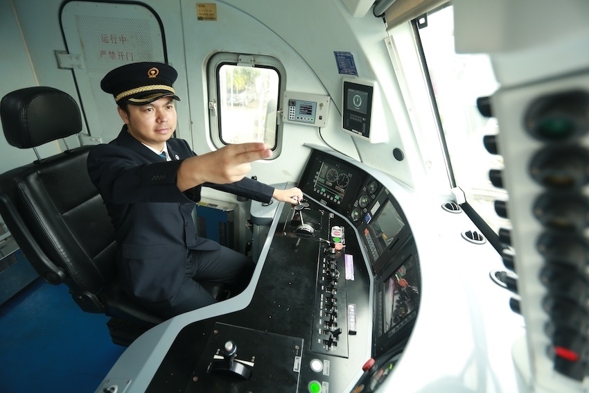 發(fā)車前，仲俊斕確認(rèn)儀表、指示燈狀態(tài)正常。成都機(jī)務(wù)段供圖