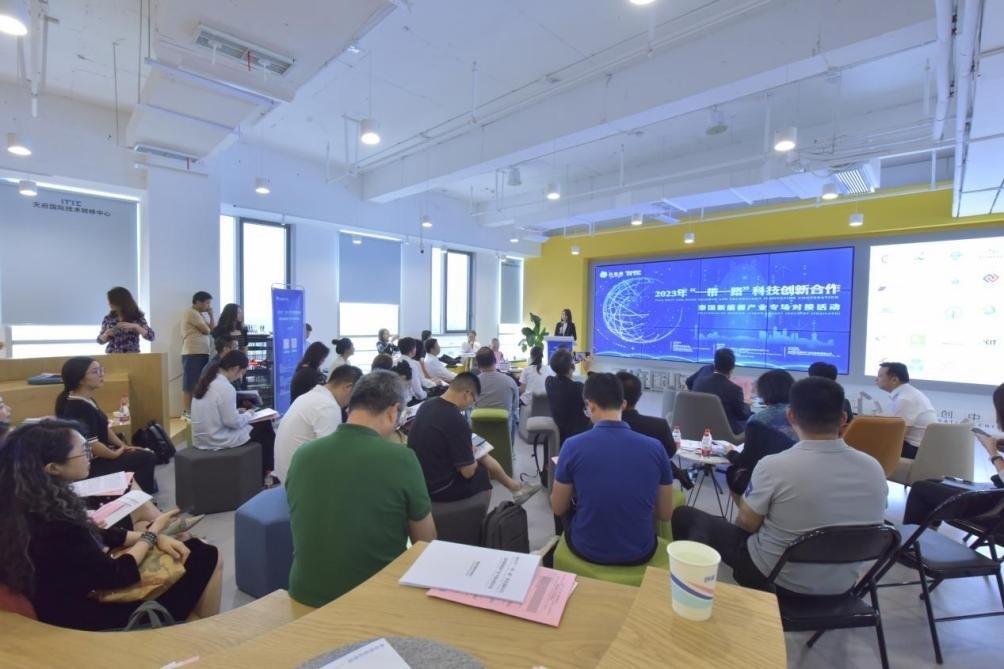 在天府國(guó)際技術(shù)轉(zhuǎn)移中心承辦的2023年“一帶一路”科技創(chuàng)新合作——泰國(guó)新能源產(chǎn)業(yè)專場(chǎng)對(duì)接活動(dòng)中，中泰企業(yè)機(jī)構(gòu)達(dá)成了合作意向。天府國(guó)際技術(shù)轉(zhuǎn)移中心供圖