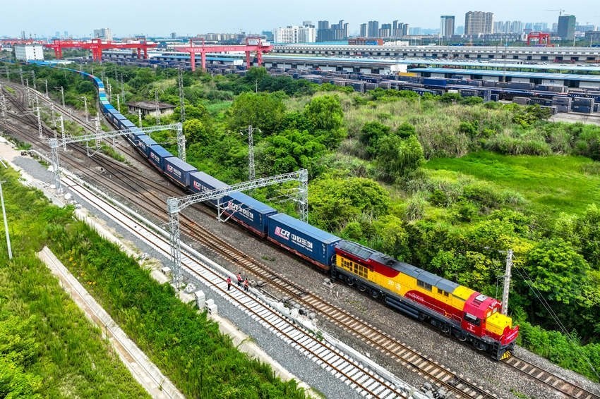 中歐班列（成渝）駛出成都國(guó)際鐵路港。青白江區(qū)委宣傳部供圖