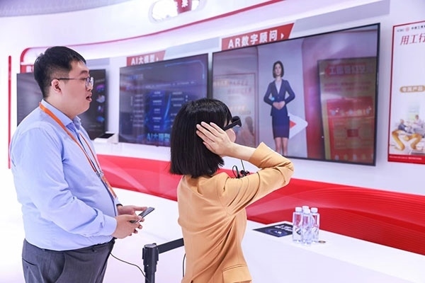 在工商銀行展臺(tái)，數(shù)字員工“工曉伴”與觀展游客互動(dòng)。受訪者供圖