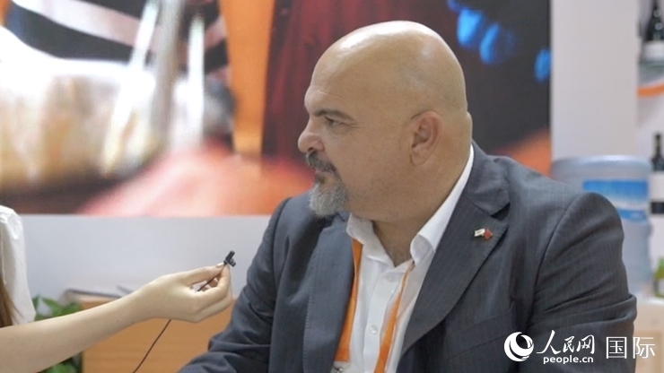 塞浦路斯首席經(jīng)濟商務參贊歐陽路接受記者采訪。人民網(wǎng) 王禹蘅攝