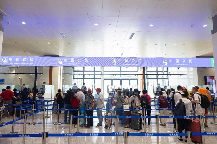 乘坐中老鐵路國際旅客列車的旅客在磨憨邊檢大廳排隊候檢。黃遠飛 攝